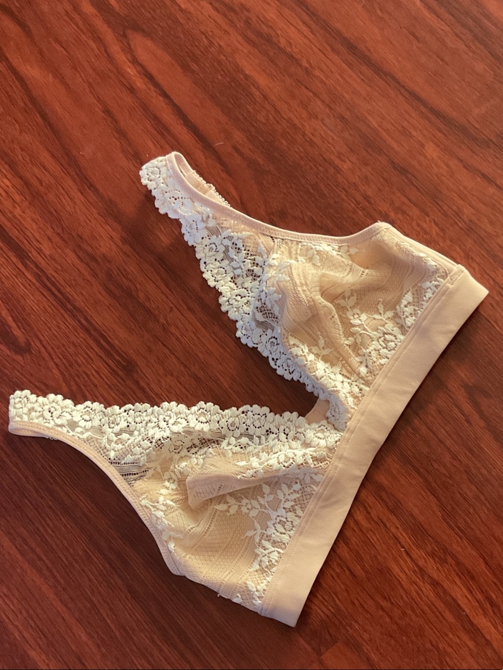 Wacoal Lace Bralette in Ivory with convertible back. Size 34